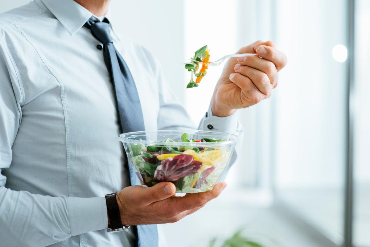 Doanh nhân ăn salad rau cho bữa trưa | Ketogenic Chế độ ăn uống Kết quả Những gì mong đợi
