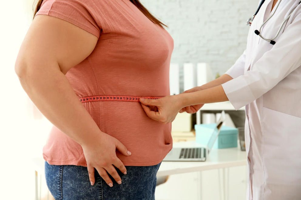 Nữ bác sĩ đo vòng eo cho phụ nữ thừa cân bằng thước dây trong phòng khám | Tại sao bạn nên kết hợp chế độ ăn Keto với việc nhịn ăn gián đoạn | nhịn ăn gián đoạn và chế độ ăn keto